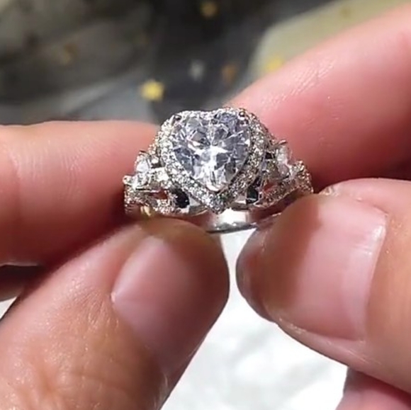 Absolutely gorgeous rhinestone heart ring - Picture 1 of 7